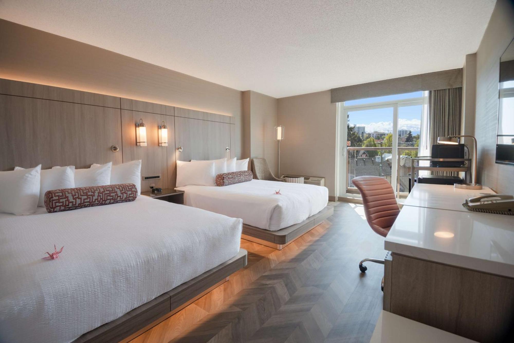Coast Victoria Hotel & Marina By Apa Exterior photo