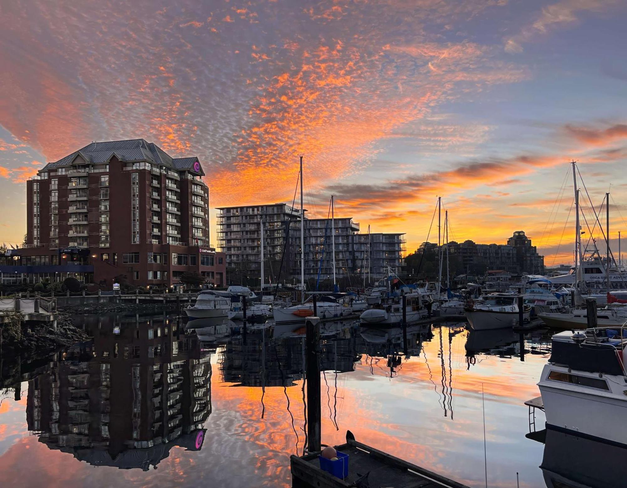 Coast Victoria Hotel & Marina By Apa Exterior photo