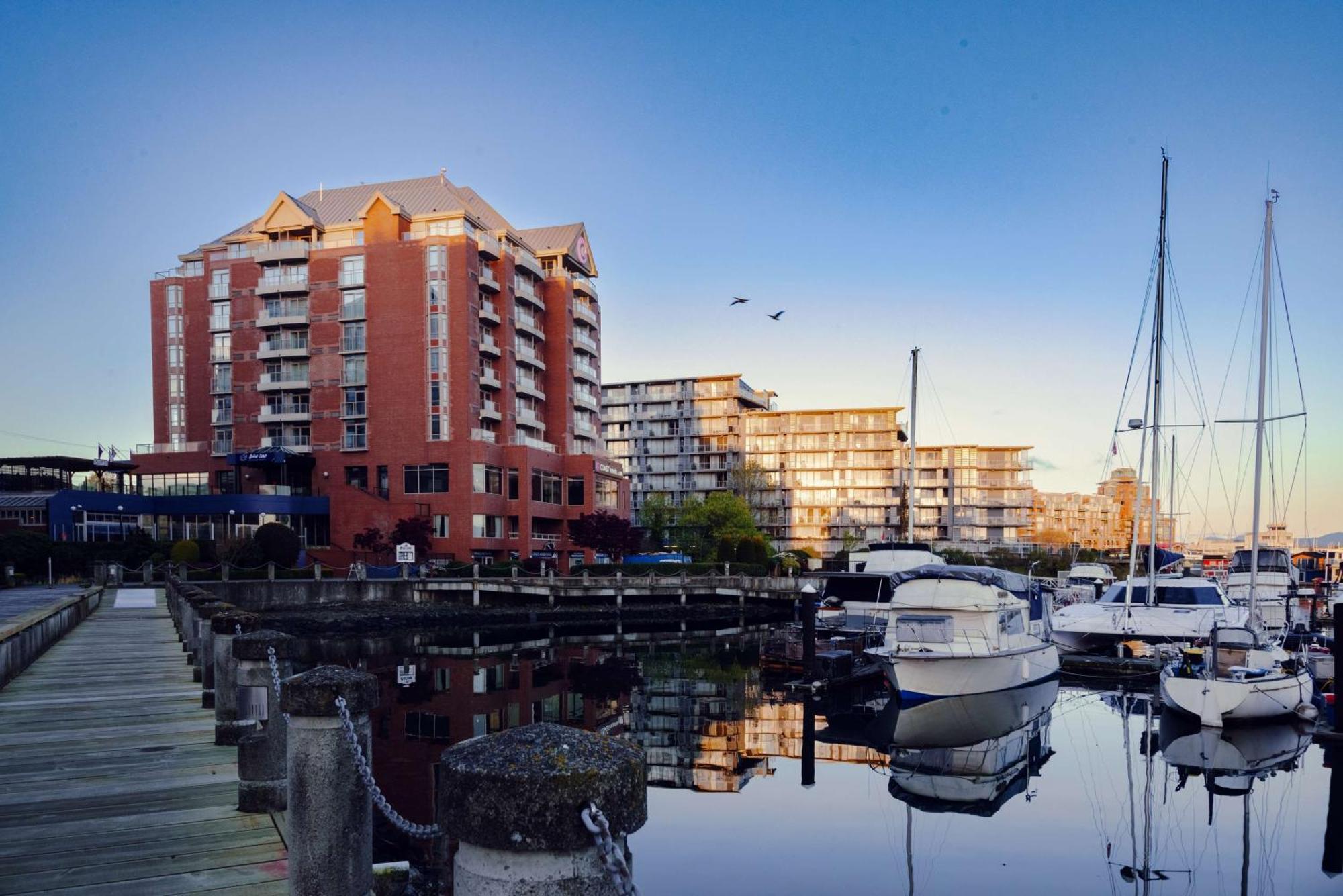 Coast Victoria Hotel & Marina By Apa Exterior photo